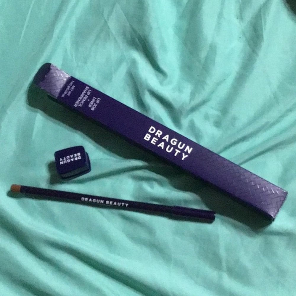 🌺🌺 New Lip Liner and sharpener